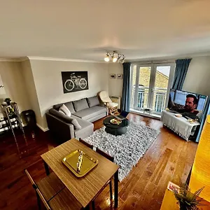 Apartment O2 Arena Luxury Flat Sleeps 6 With Parking, London